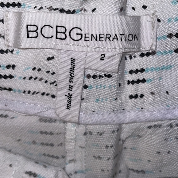 BCBG White and black high waisted lose fit shorts - tie belted - pockets SZ 2 - Picture 2 of 4